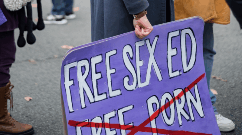 La pornographie c’est juste du fantasme ?  Découvrez notre court-métrage Comme dans les vidéos qu’il regarde