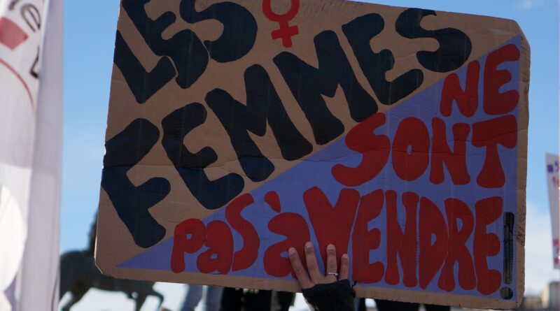 Pourquoi nous parlons de « personnes en situation de prostitution » et non pas de « travailleuses du sexe »